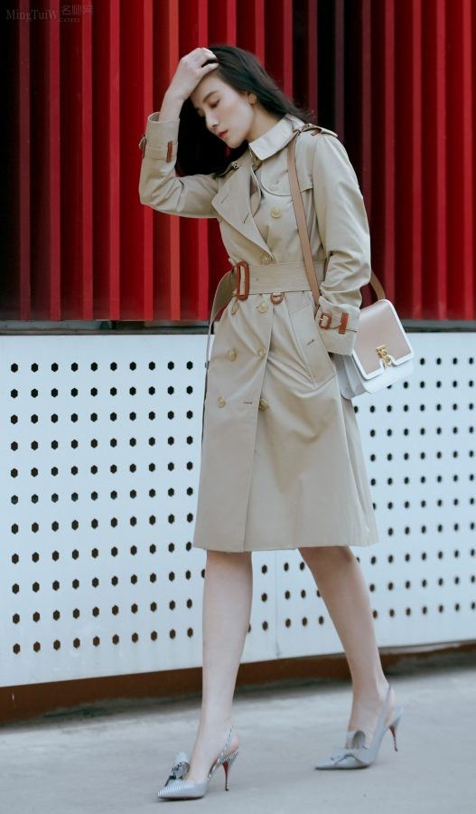 Song Jia wearing Christian Louboutin striped red-soled high-heeled shoes street photo(2/9)