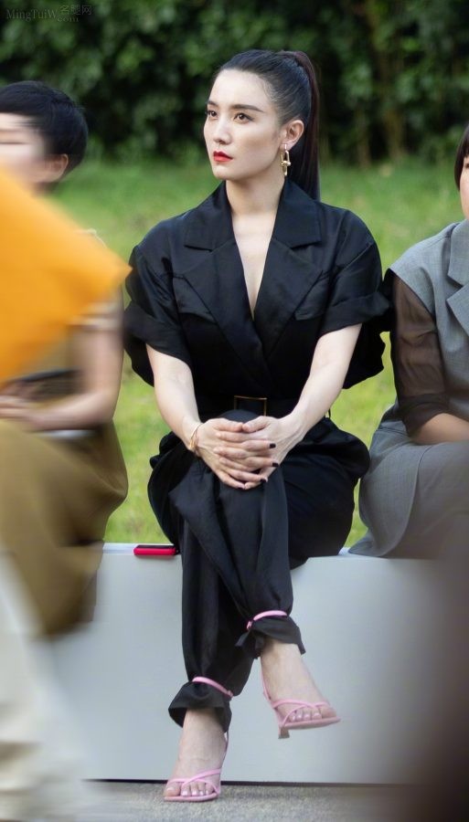 Song Jia's blue ponytail has a refreshing shape and beautiful feet. She looks stunning in pink cool high heels.(11/13)
