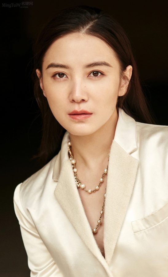 女明星宋佳身穿丝质套装脚穿银色水钻凉鞋(4/5)