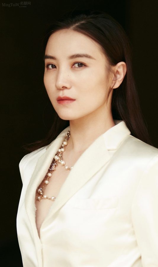 女明星宋佳身穿丝质套装脚穿银色水钻凉鞋(5/5)