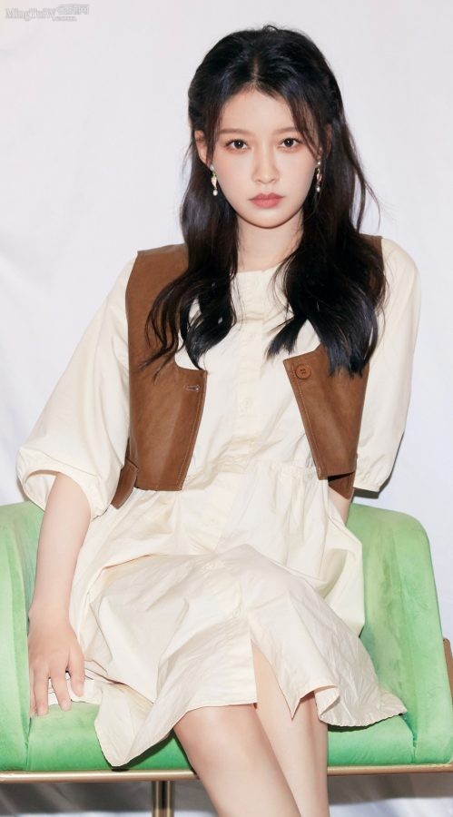 "Goodbye Lover" Sun Yiyu sat with her legs crossed for an interview(8/9)