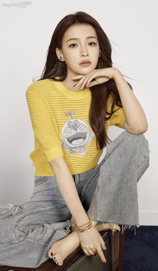 Dazzle服装品牌代言人孙怡玉足美腿宣传海报(2/4)