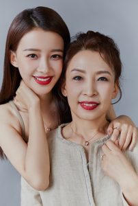 女明星孙怡和她妈妈尚丹丹共拍写真两个都不错