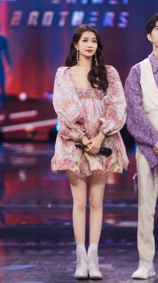 Sun Yi wore a pink puff sleeve dress and recorded "Brother Chasing Light" with a sweet temperament(15/15)