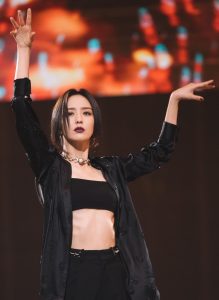 佟丽娅光脚丫跳舞既飒又媚