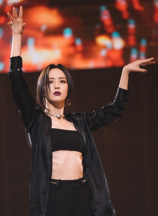 佟丽娅光脚丫跳舞既飒又媚(11/12)
