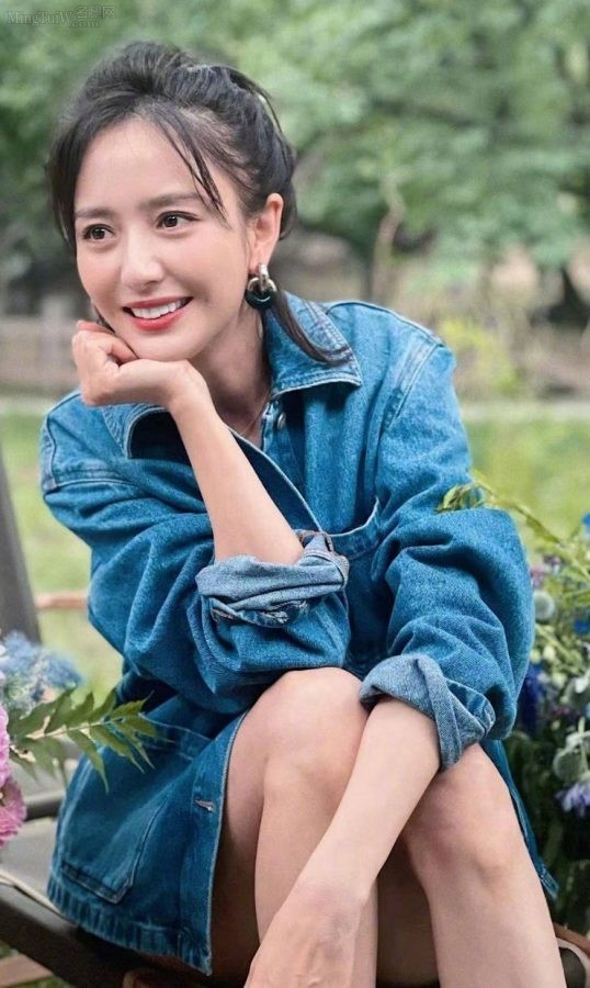 佟丽娅牛仔上衣下美丽的大腿(2/2)