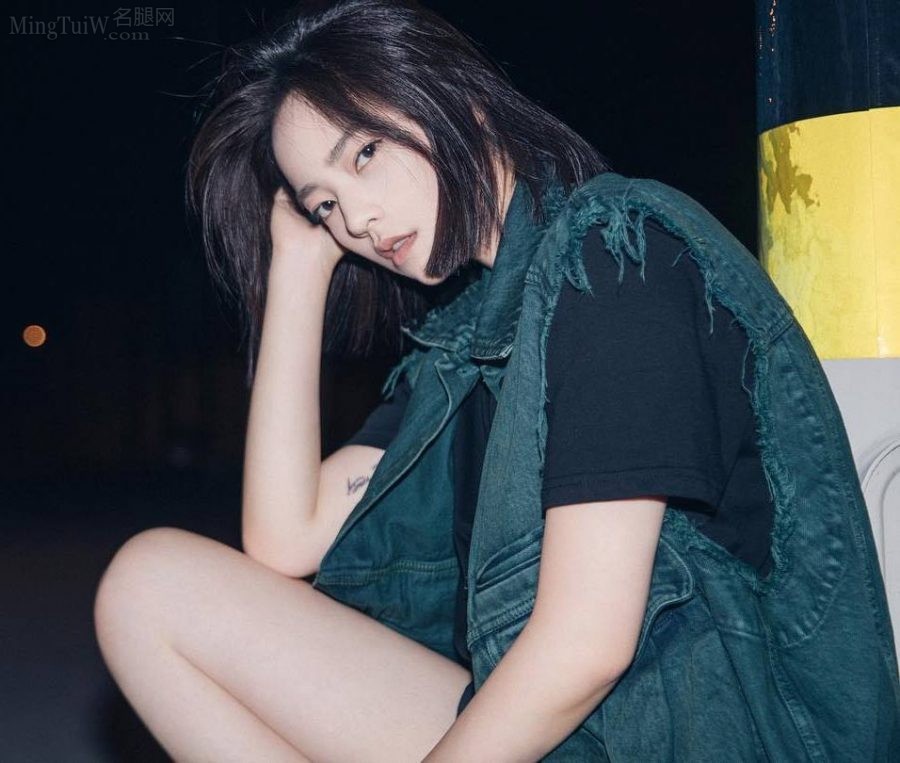 女演员薇薇安Vivienne Tien夜色中白滑的美腿(2/4)