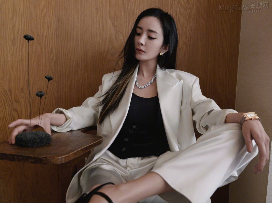 ELLE杂志杨幂写真美玉足和眼神勾人(3/8)
