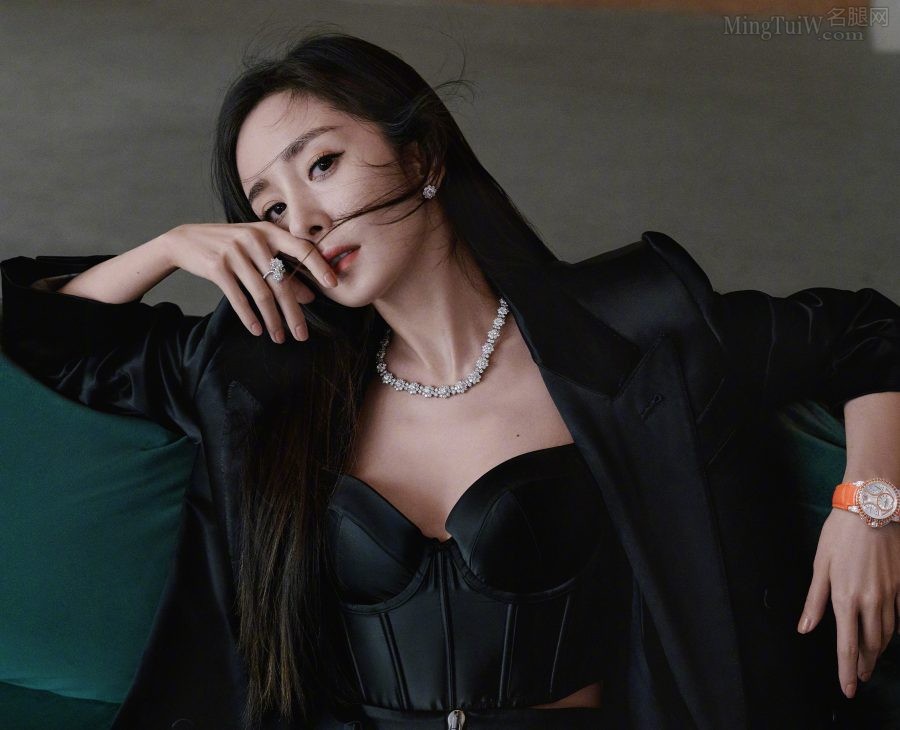 ELLE杂志杨幂写真美玉足和眼神勾人(7/8)