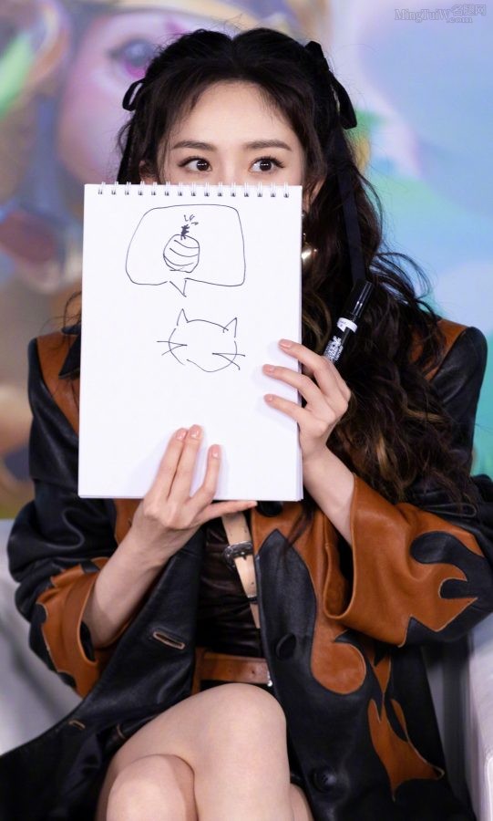 杨幂宣传真我Realme手机夹腿坐姿(4/5)