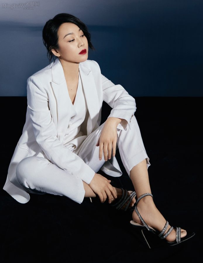 女人味十足的女明星闫妮身穿白西装玉脚踩细跟凉鞋(1/2)