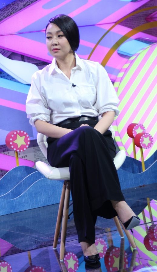 闫妮早年丰满时期西裤细高跟翘脚坐姿(1/6)