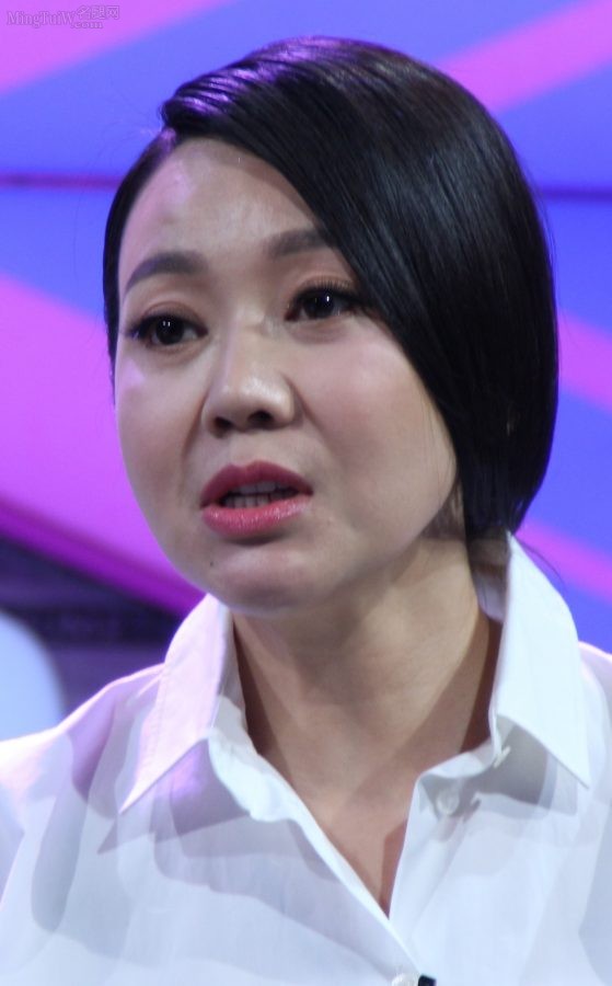 闫妮早年丰满时期西裤细高跟翘脚坐姿(6/6)