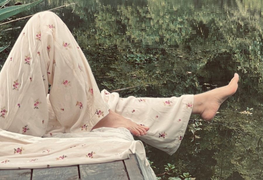 Yan Ni shows off her beautiful feet in a cool summer photo shoot from "Mountains and Rivers Have Old Friends" magazine(2/5)