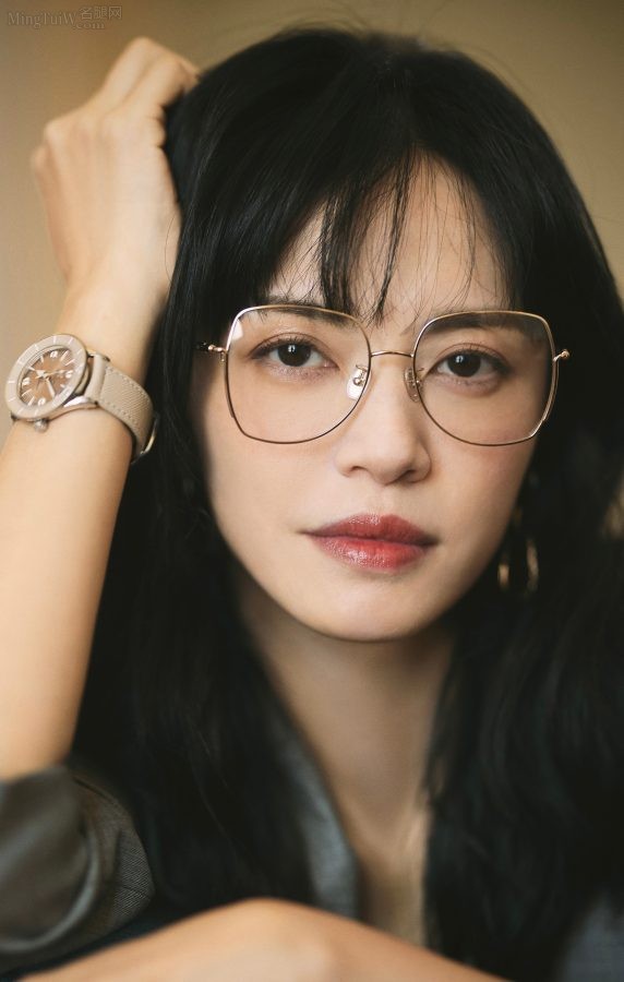 眼镜妹姚晨腿穿质感黑丝筒袜(3/3)