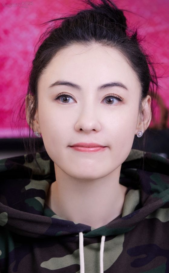女明星张柏芝长腿美足肌肤白嫩魅力风范(2/3)