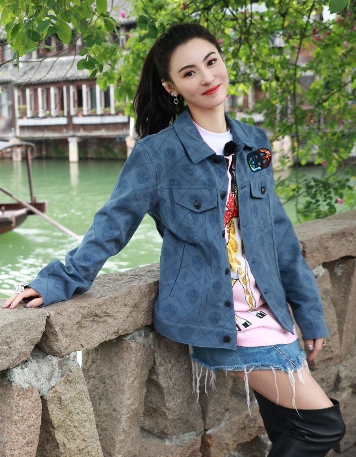 张柏芝乌镇旅行照皮肤白嫩似少女(2/5)