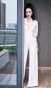张萌身穿白色西装踩细高跟鞋身材婀娜多姿