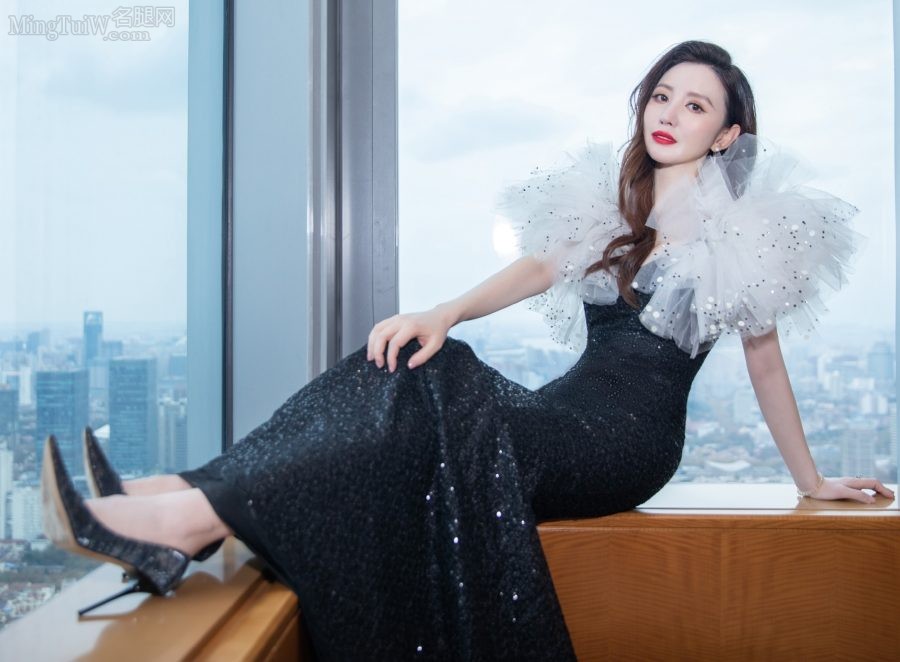 张萌穿低胸修身礼服挤沟这身材真的绝了(1/8)