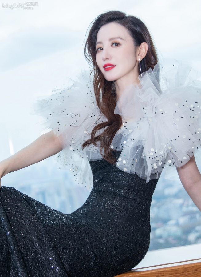 张萌穿低胸修身礼服挤沟这身材真的绝了(2/8)