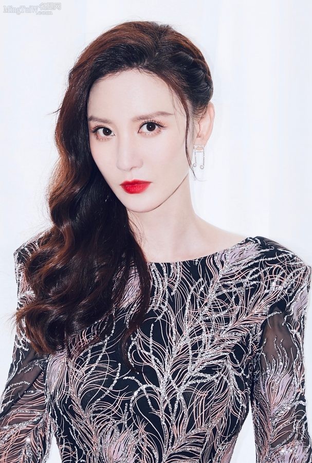 女明星张萌波浪长发红唇身材凹凸有致(4/4)