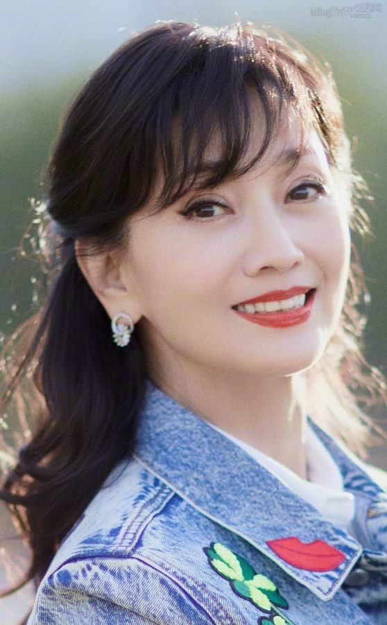 赵雅芝美腿穿牛仔紧身裤放风筝(3/3)