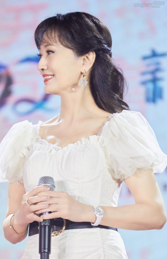 Zhao Yazhi wears flesh-colored silk pantyhose with waterproof platform high heels, and has slender hands and a gentle temperament(7/12)