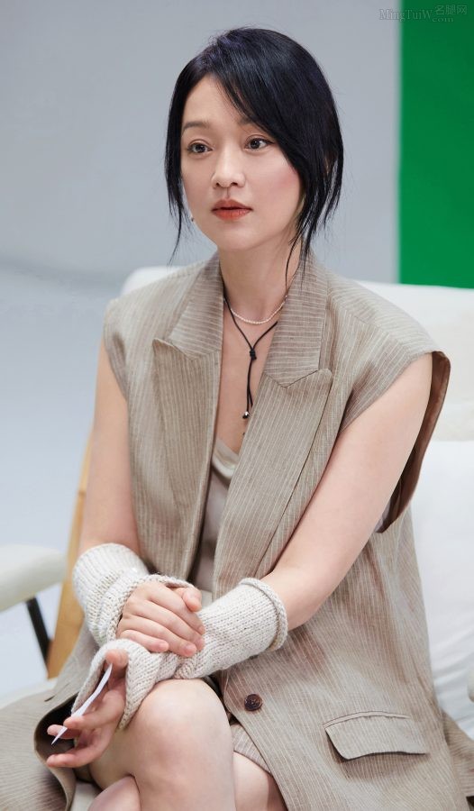 周迅美长腿坐姿端庄采访图片(4/7)
