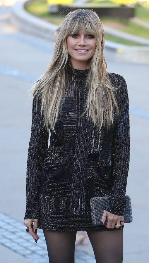 金发德国美女海蒂·克鲁姆Heidi Klum超短裙黑丝配红底高跟美腿匀称(37/58)