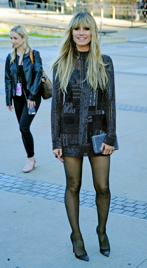 金发德国美女海蒂·克鲁姆Heidi Klum超短裙黑丝配红底高跟美腿匀称(41/58)