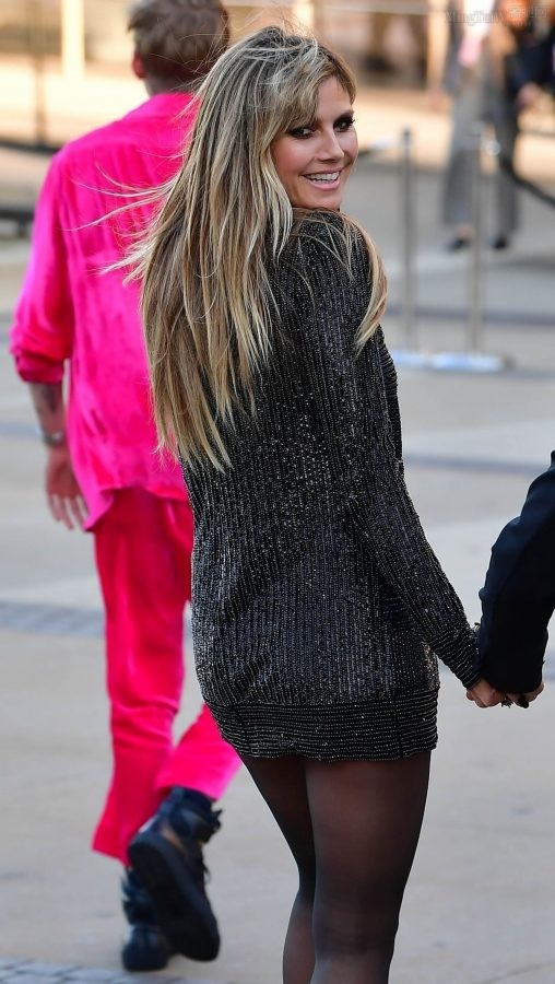 金发德国美女海蒂·克鲁姆Heidi Klum超短裙黑丝配红底高跟美腿匀称(52/58)