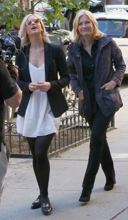 Jennifer Lawrence goes out in low-cut skirt and black pantyhose(6/9)