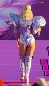 Katy Perry舞台上大秀自己穿了渔网袜的丰满大腿