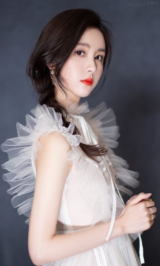陈都灵白纱裙玉臂美腿太仙儿了(4/6)