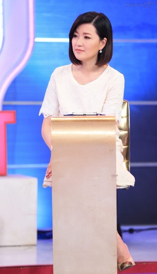 陈蓉录制《陈蓉朋友圈》节目美腿笔直白皙(3/6)