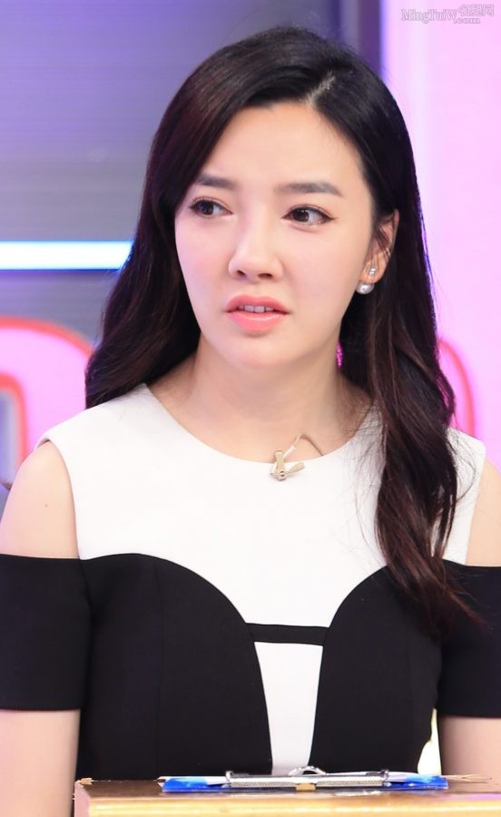陈蓉录制《陈蓉朋友圈》节目美腿笔直白皙(4/6)