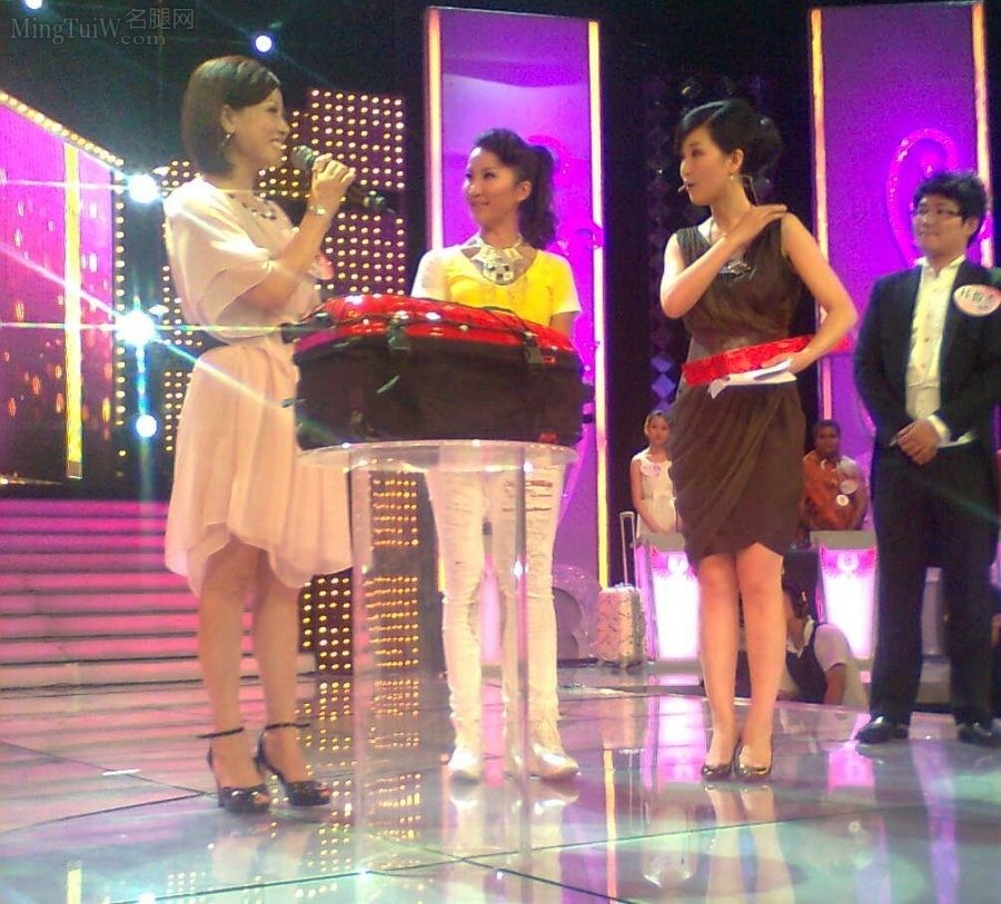 Rong Chen hosted the show with beautiful legs and stiletto heels and met Coco Lee(13/21)