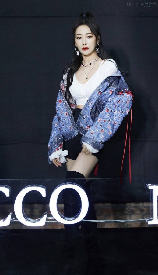 美姐陈紫函高马尾造型穿长靴大腿白皙(6/11)