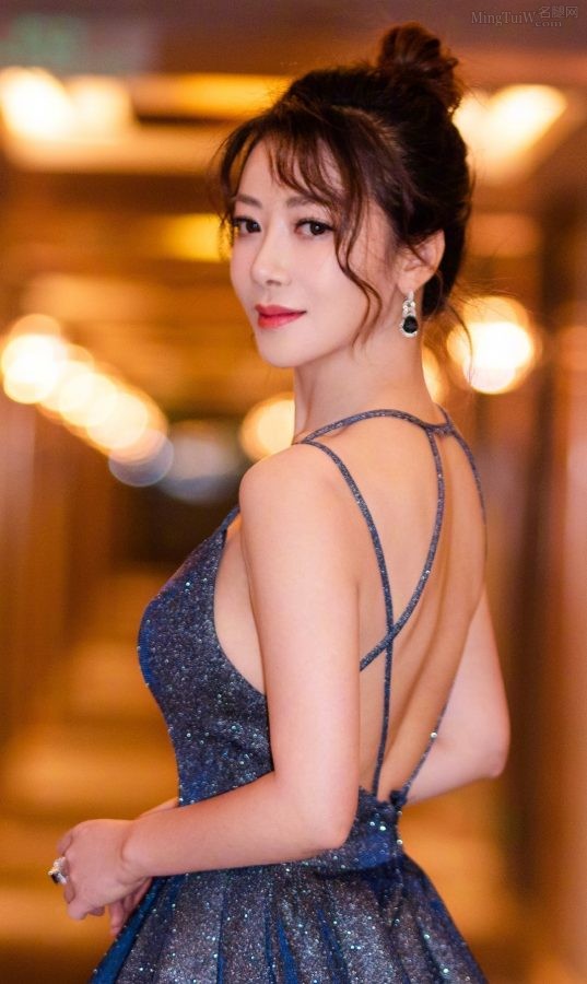 陈紫函身穿低胸露背晚礼服亮相时尚盛典(4/5)