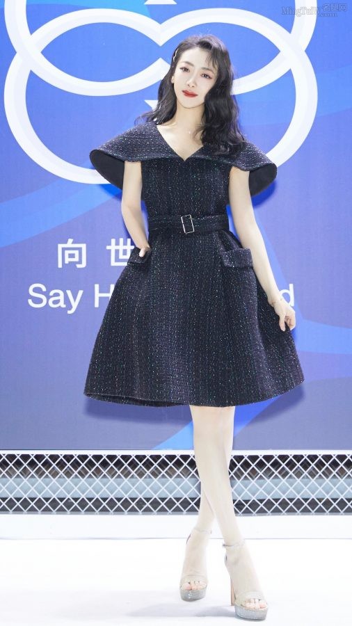 Chen Zihan has long flowing hair, fair feet, and an unparalleled temperament.(1/7)