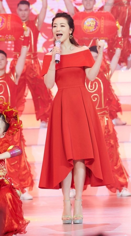 陈紫函一袭红色长裙美脚踩防水台凉高跟登台开唱(5/5)