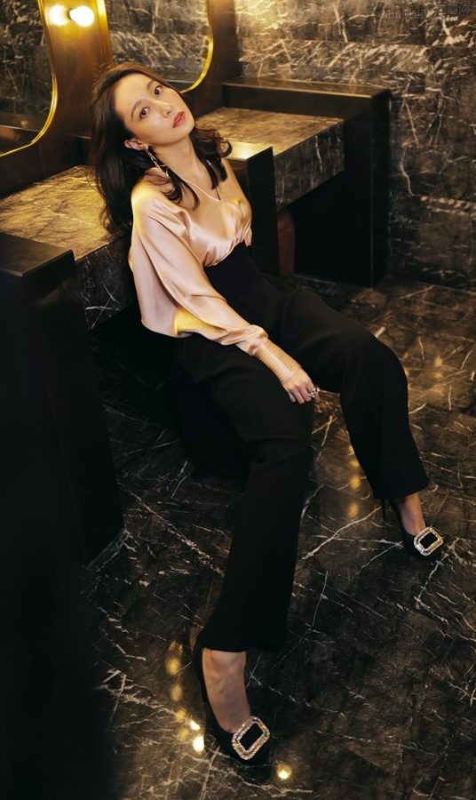 Royal sister Dong Weijia wears wide-leg pants and stilettos and is tall(2/6)