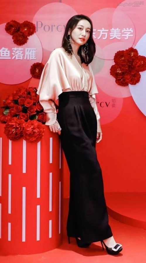 Royal sister Dong Weijia wears wide-leg pants and stilettos and is tall(6/6)