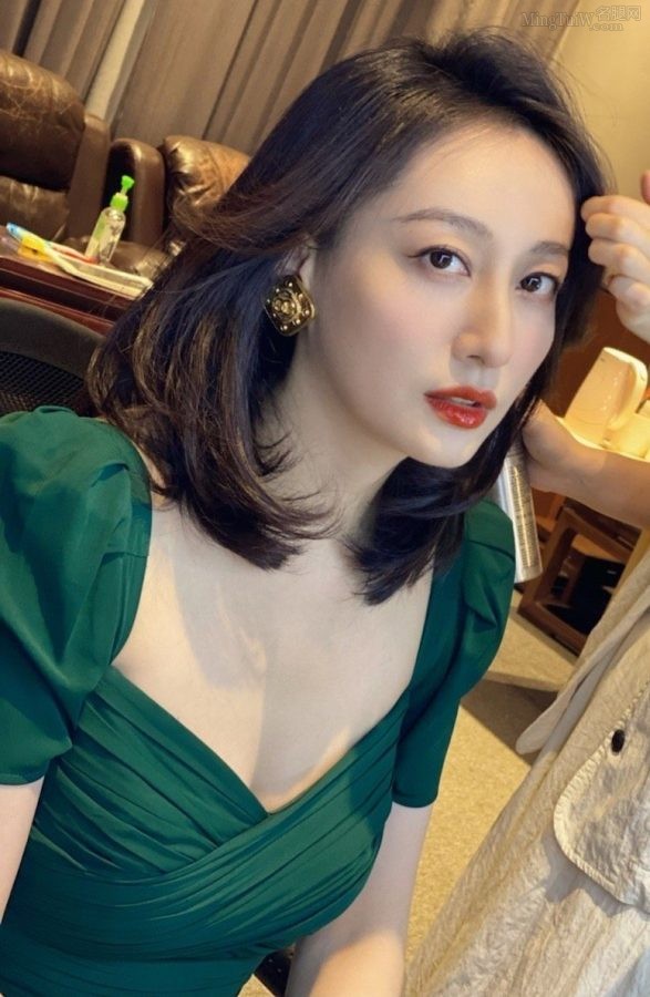Dong Weijia shows off her white groove in a low-cut skirt(5/6)
