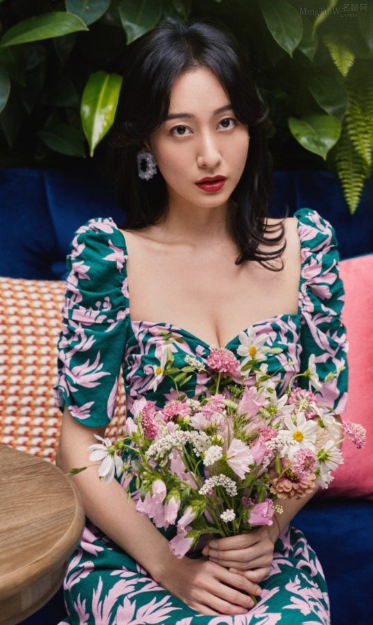 美女御姐董维嘉穿低胸裙露美沟(6/10)