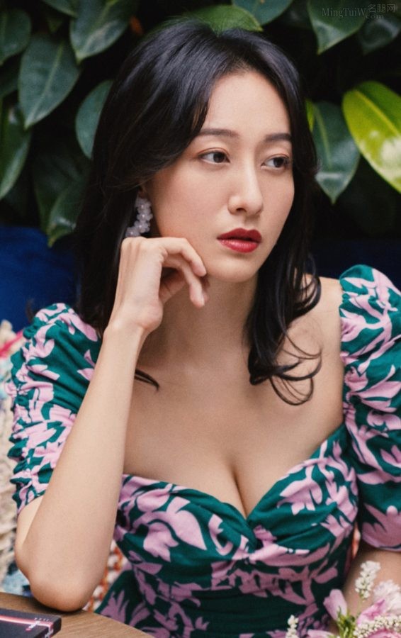 美女御姐董维嘉穿低胸裙露美沟(7/10)