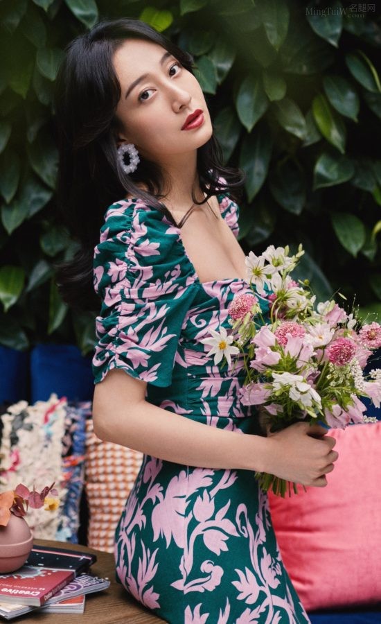 美女御姐董维嘉穿低胸裙露美沟(8/10)