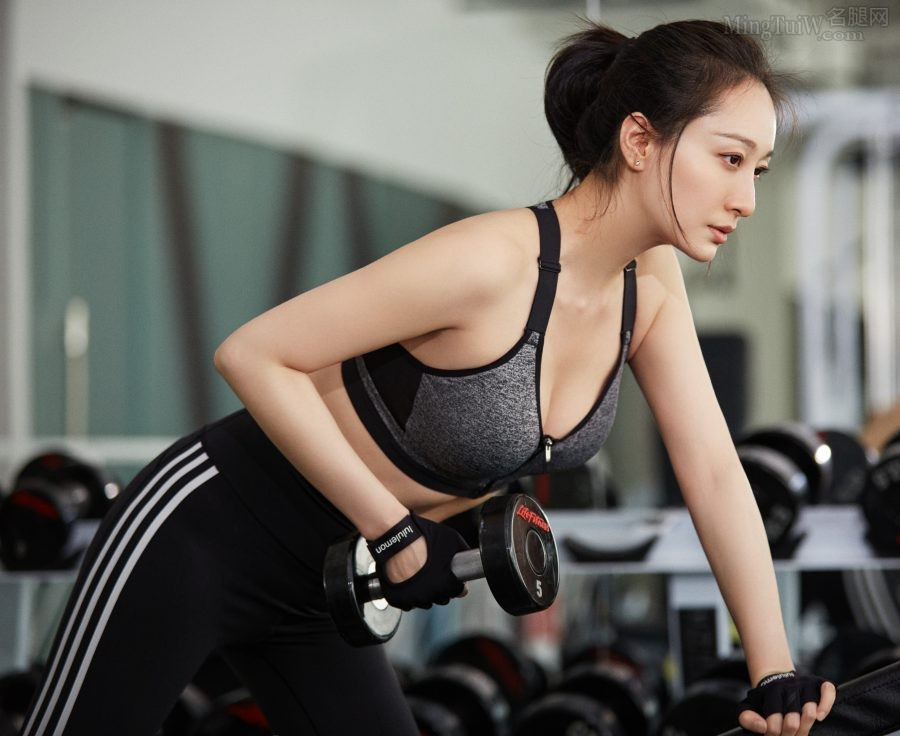 健身房里的美姐董维嘉穿运动内衣大秀玉乳(2/8)