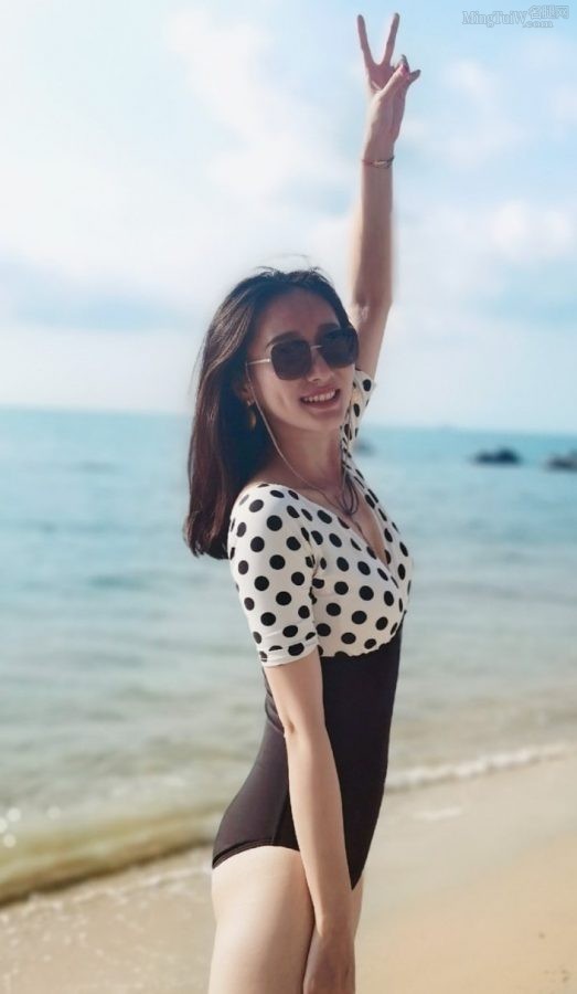 女明星董维嘉穿泳装在海边秀大长腿(4/9)